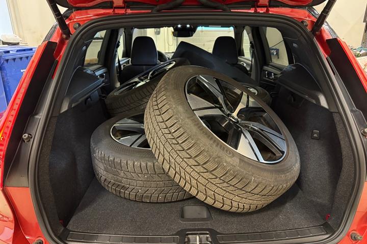 Rød Volvo XC40 fra 2022