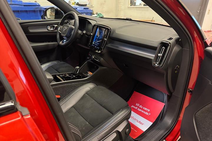 Rød Volvo XC40 fra 2022