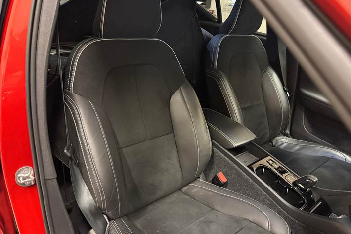 Rød Volvo XC40 fra 2022