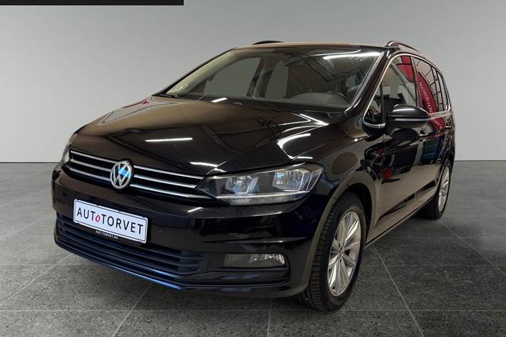 Sort VW Touran fra 2018 set udefra