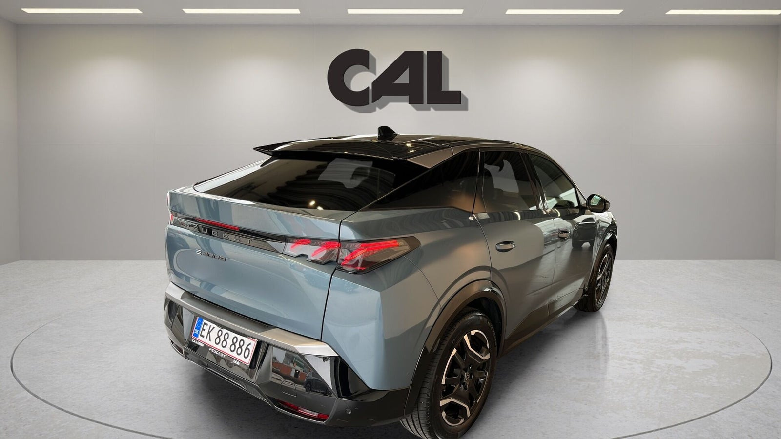 Blå Peugeot e-3008 fra 2025