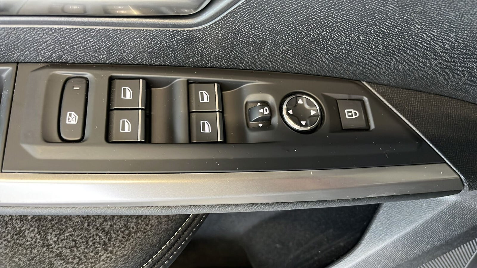 Blå Peugeot e-3008 fra 2025