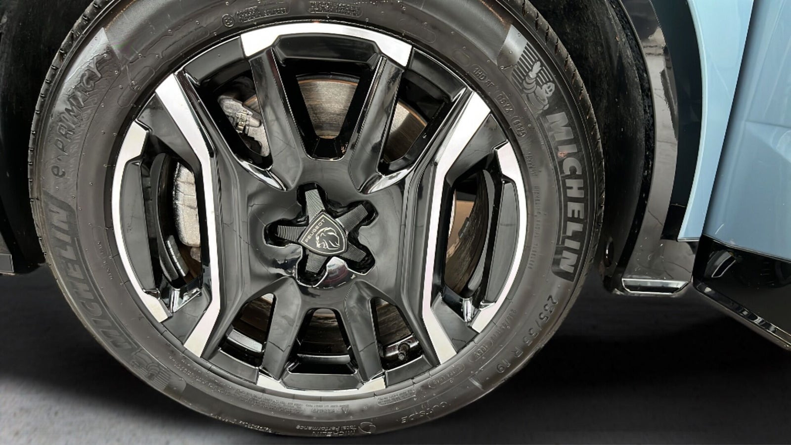 Blå Peugeot e-3008 fra 2025