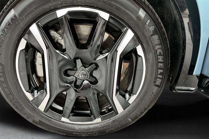 Blå Peugeot e-3008 fra 2025