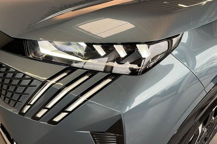 Blå Peugeot e-3008 fra 2025