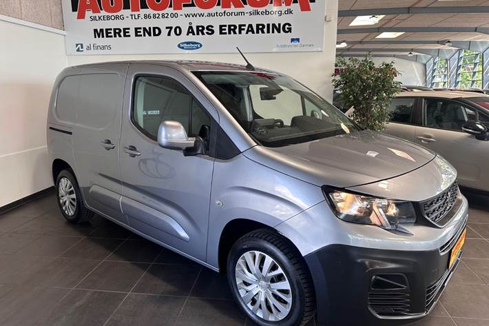 Grå Peugeot Partner fra 2020