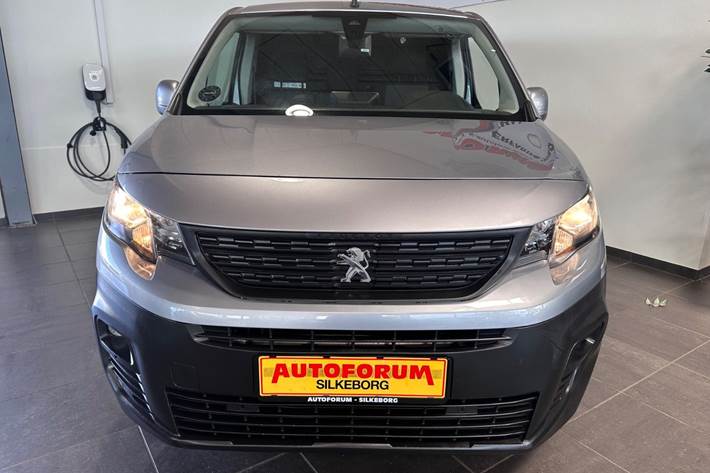 Grå Peugeot Partner fra 2020