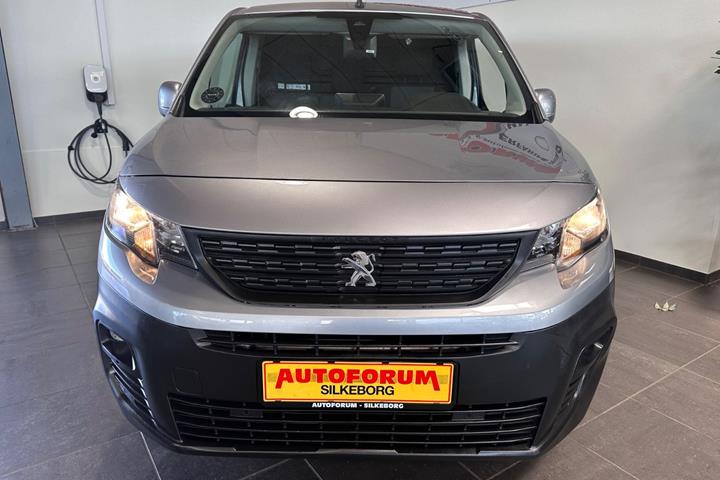 Grå Peugeot Partner fra 2020