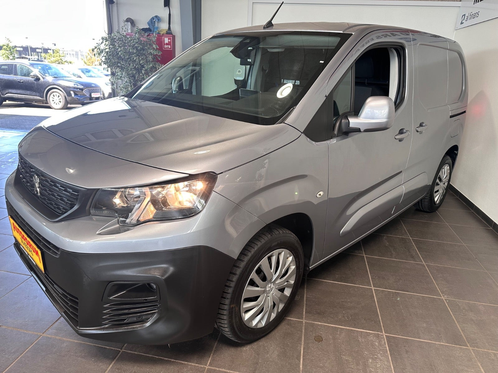 Grå Peugeot Partner fra 2020