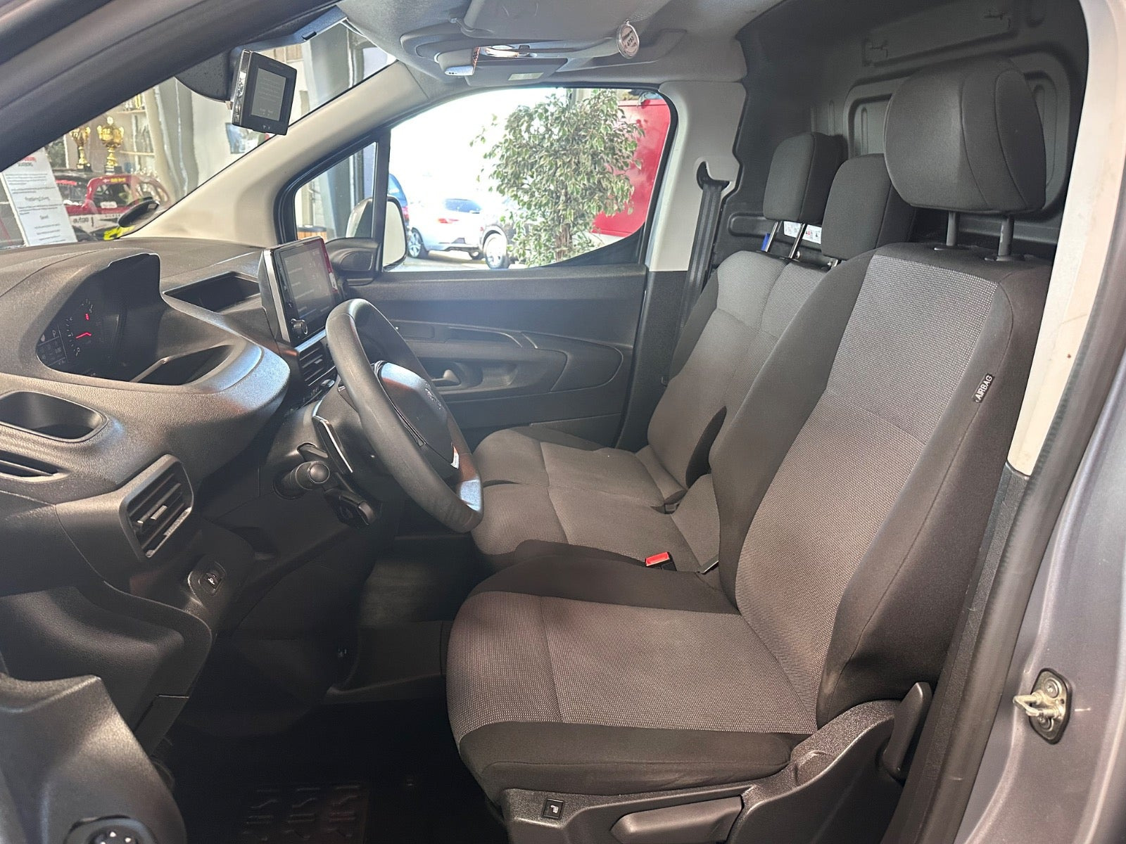 Grå Peugeot Partner fra 2020
