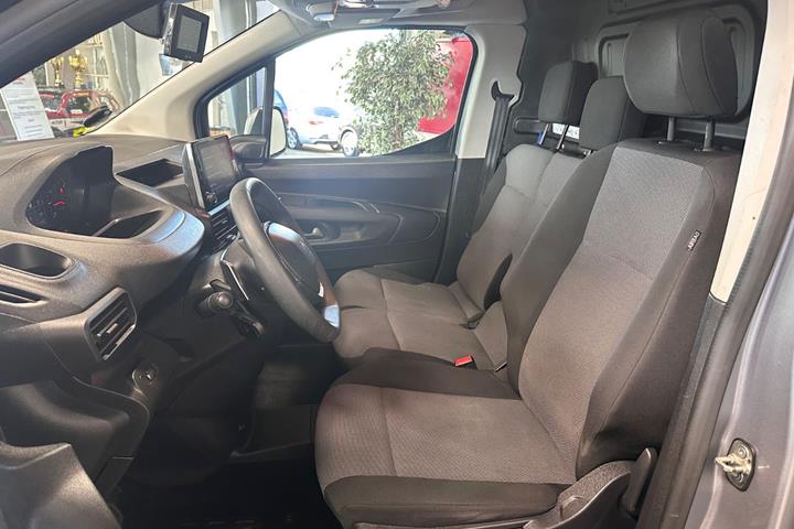 Grå Peugeot Partner fra 2020