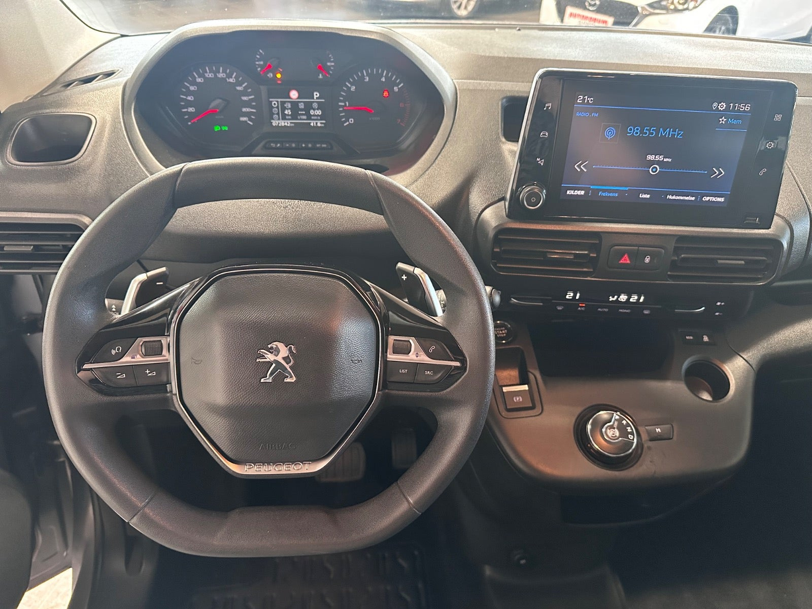 Grå Peugeot Partner fra 2020