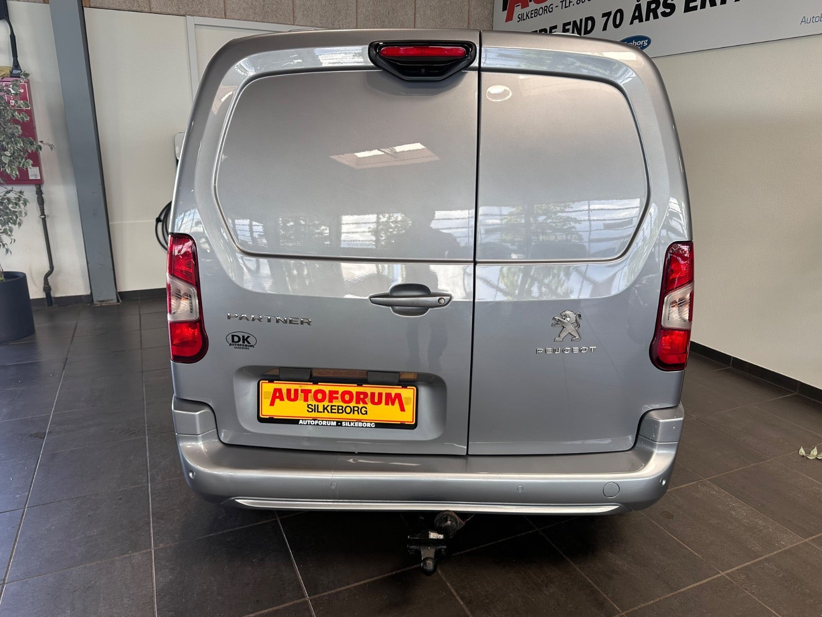 Grå Peugeot Partner fra 2020