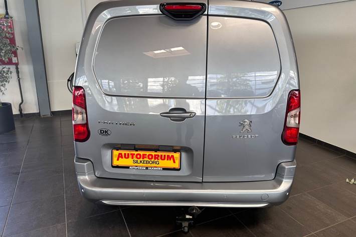 Grå Peugeot Partner fra 2020