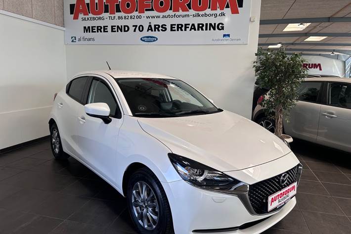 Hvid Mazda 2 fra 2022 set udefra