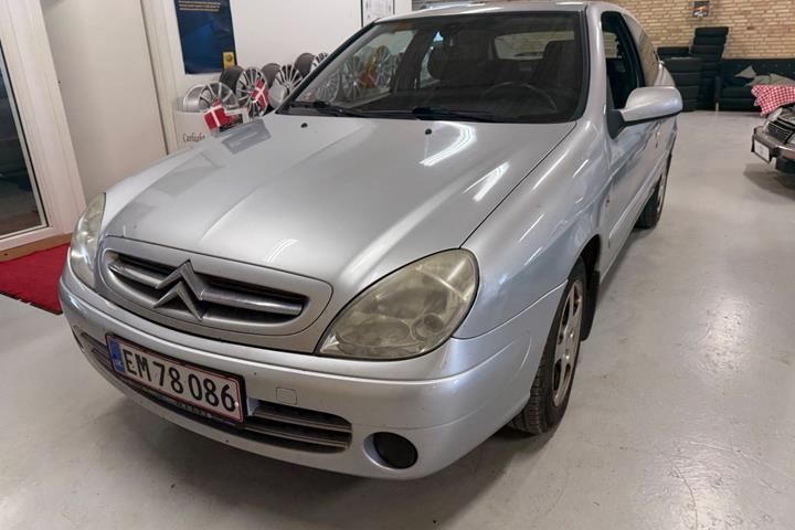 Sølv Citroën Xsara fra 2003 set udefra