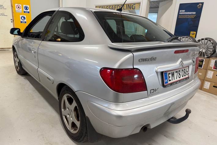Sølv Citroën Xsara fra 2003 set udefra
