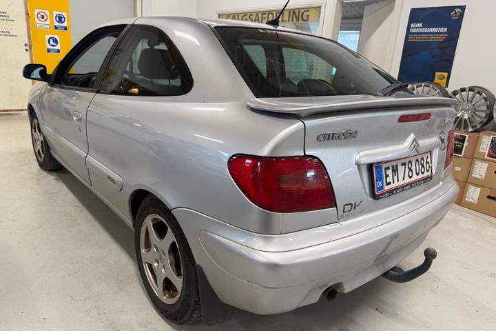 Sølv Citroën Xsara fra 2003 set udefra