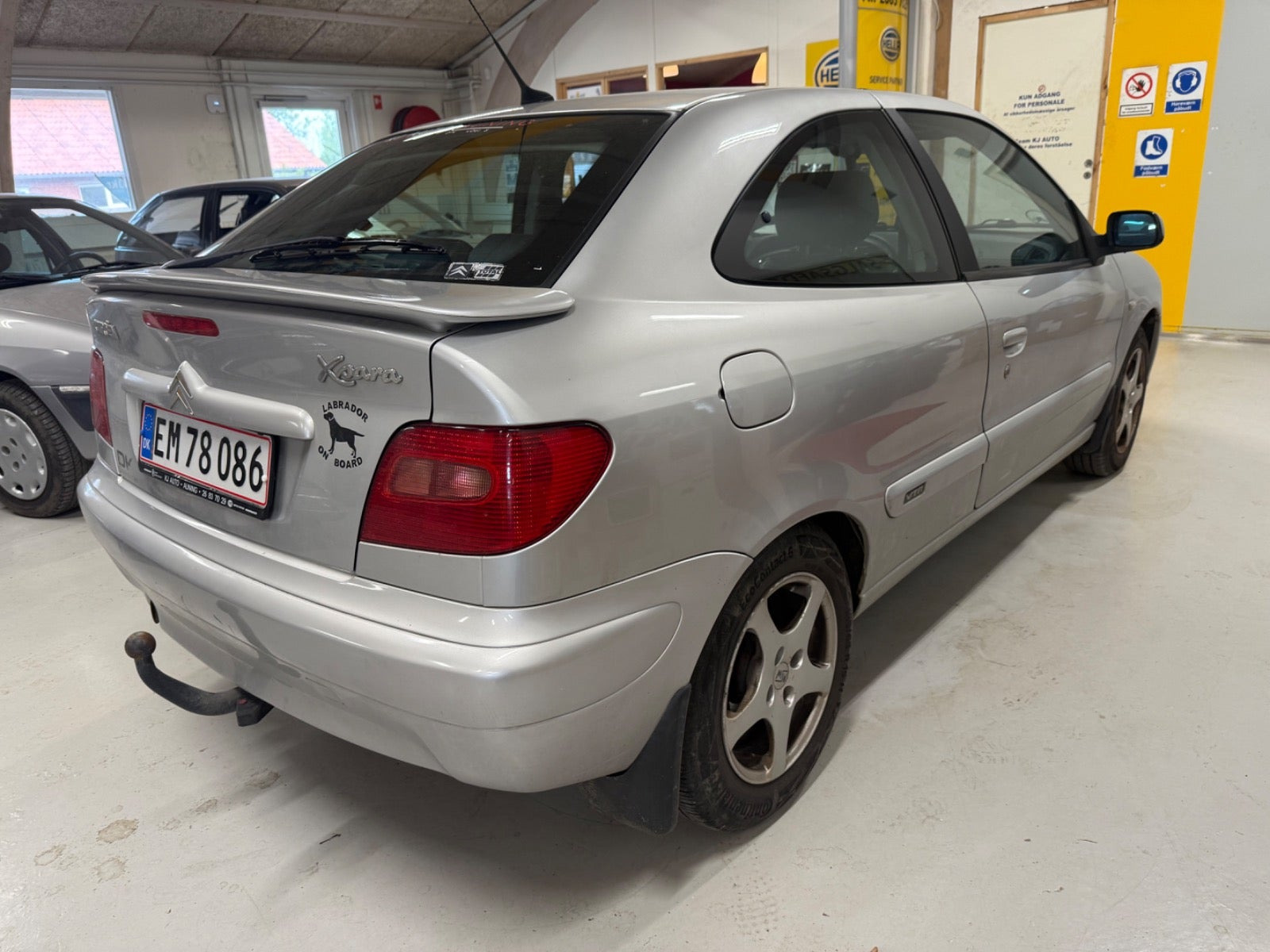 Sølv Citroën Xsara fra 2003 set udefra