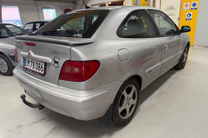 Sølv Citroën Xsara fra 2003 set udefra