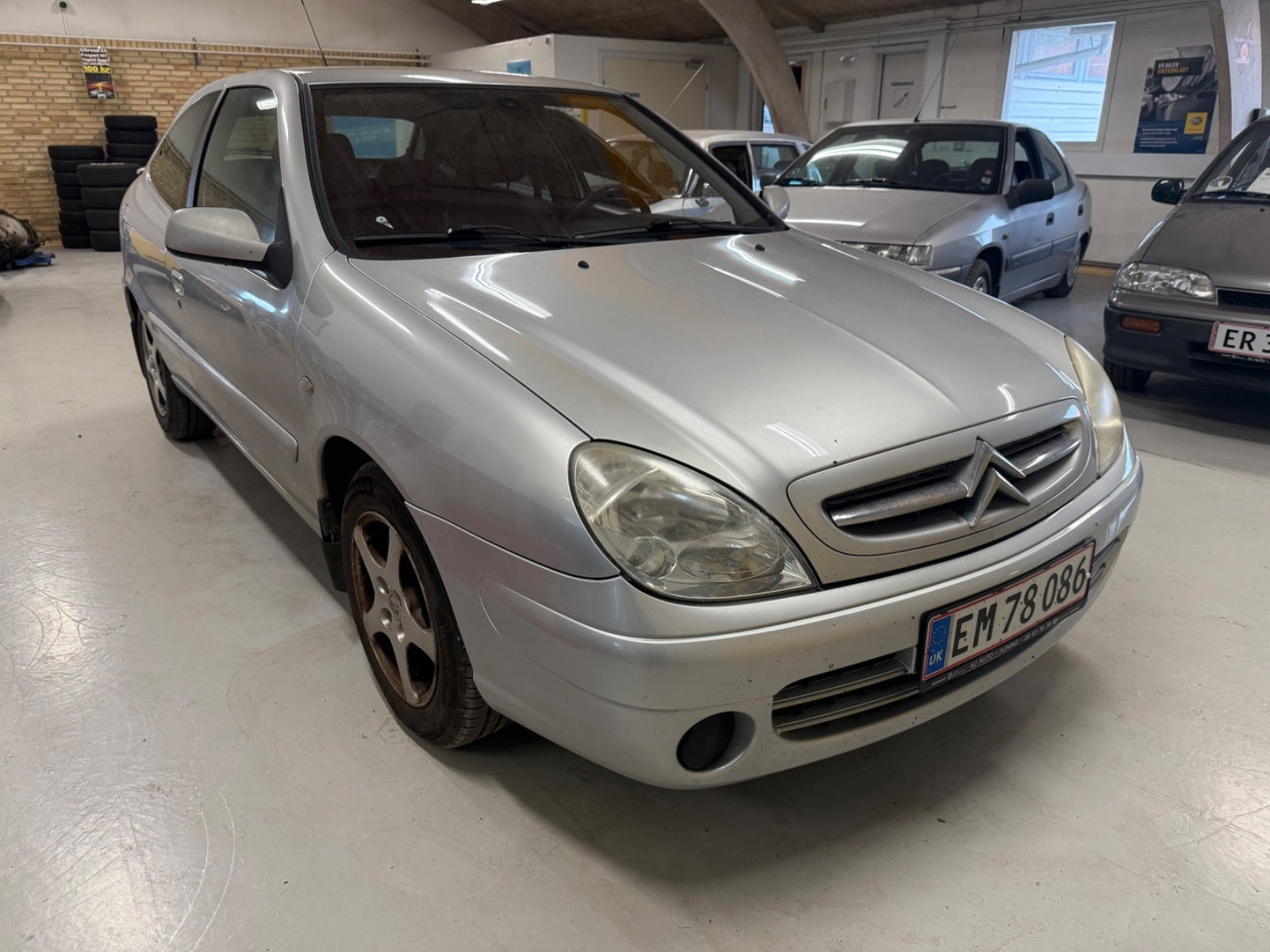 Sølv Citroën Xsara fra 2003 set udefra