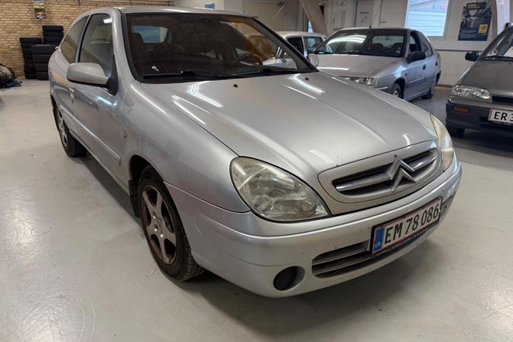 Sølv Citroën Xsara fra 2003 set udefra