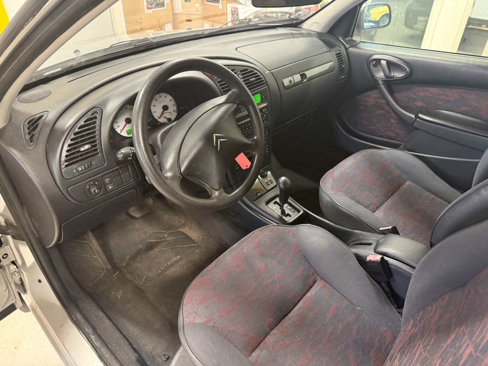 Sølv Citroën Xsara fra 2003 set indefra