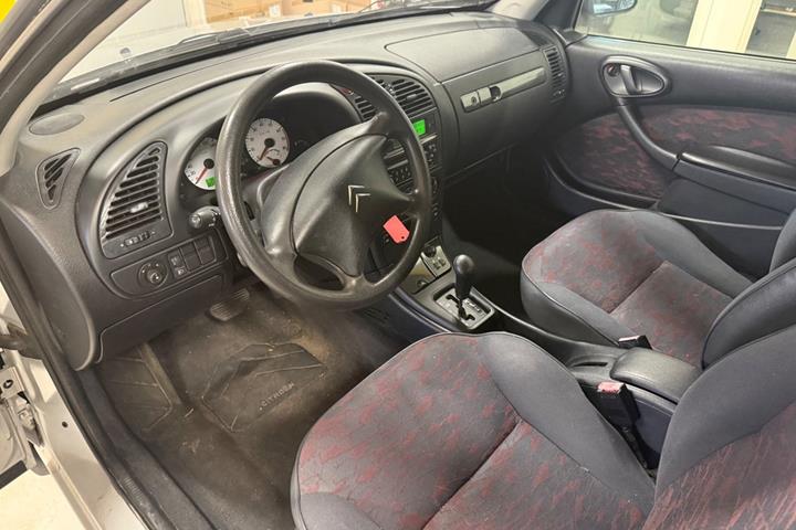 Sølv Citroën Xsara fra 2003 set indefra