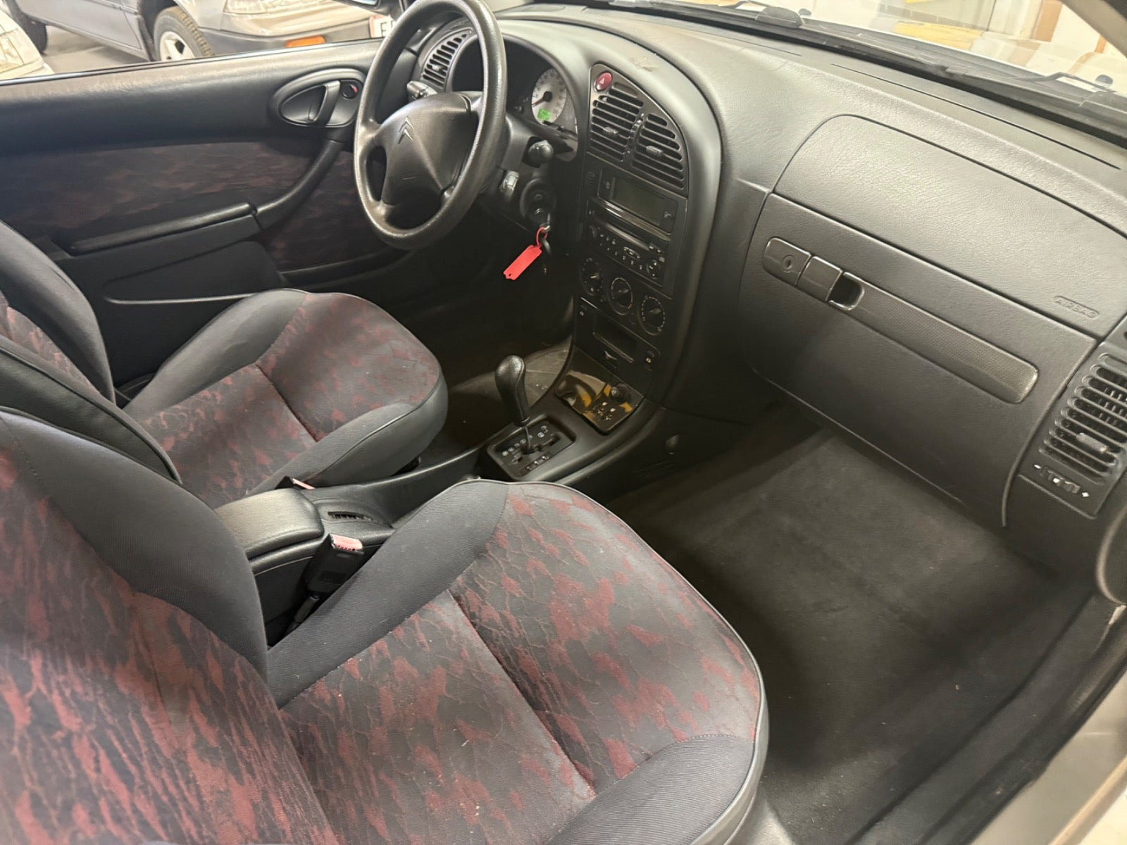 Sølv Citroën Xsara fra 2003 set indefra