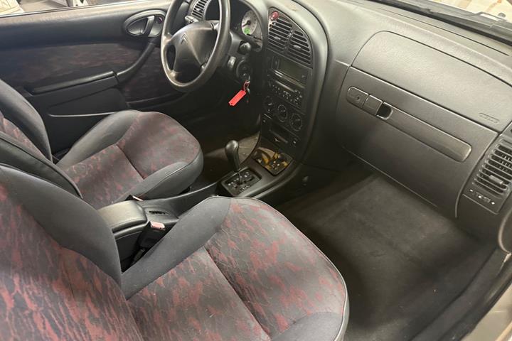 Sølv Citroën Xsara fra 2003 set indefra