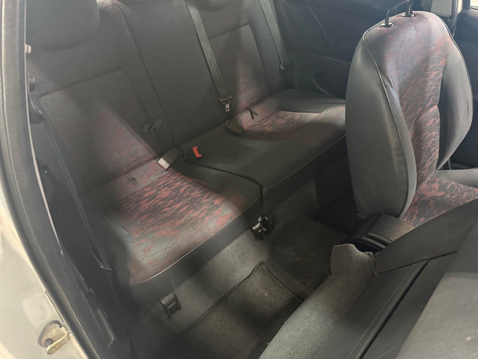 Sølv Citroën Xsara fra 2003 set indefra