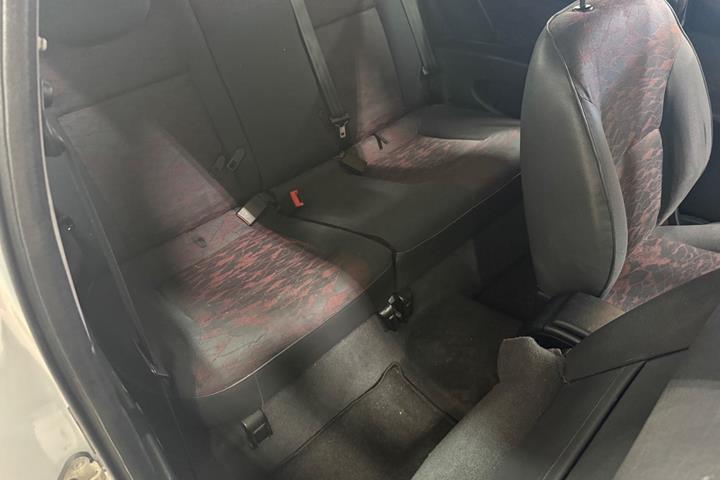 Sølv Citroën Xsara fra 2003 set indefra