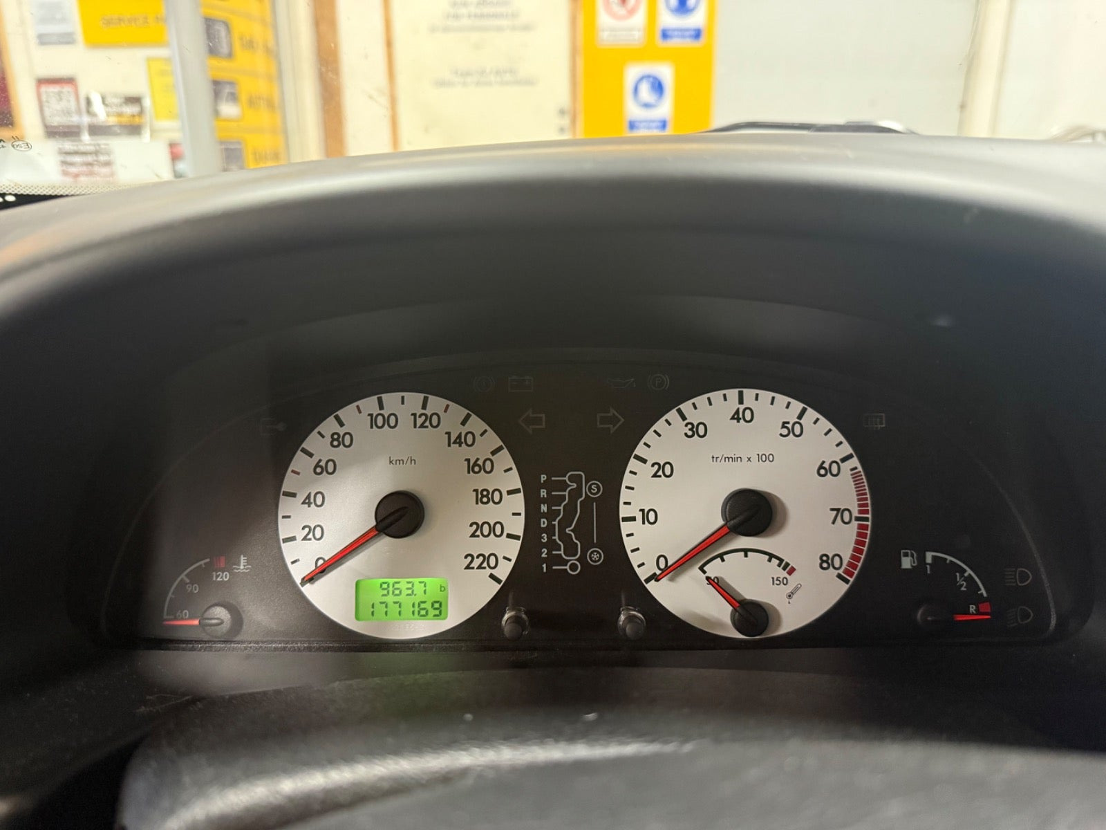 Sølv Citroën Xsara fra 2003 set indefra