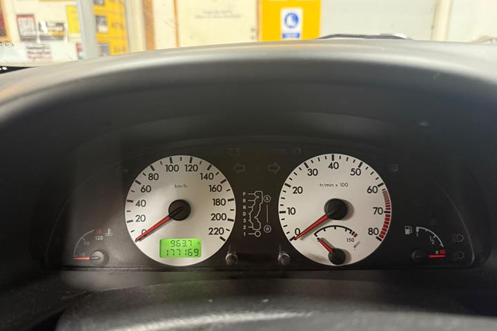 Sølv Citroën Xsara fra 2003 set indefra