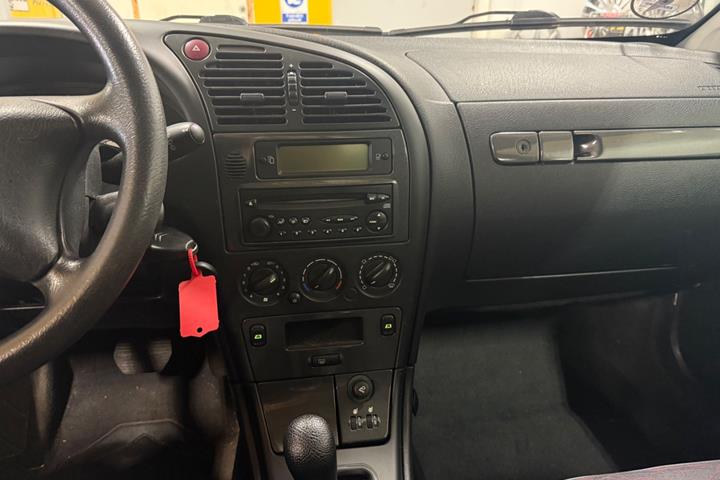 Sølv Citroën Xsara fra 2003 set indefra