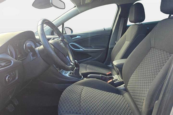 Sølv Opel Astra fra 2019