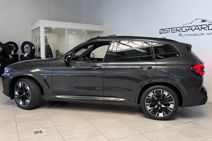 Grå BMW iX3 fra 2023