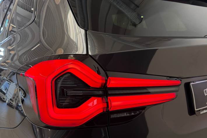 Grå BMW iX3 fra 2023