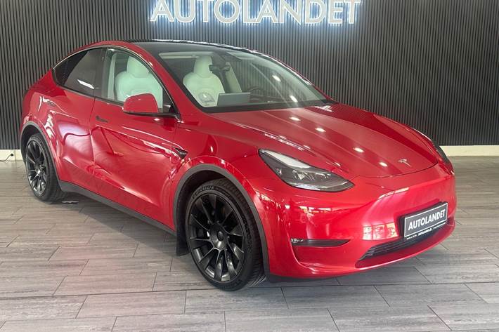 Rød Tesla Model Y fra 2021