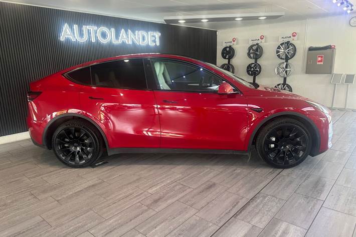 Rød Tesla Model Y fra 2021