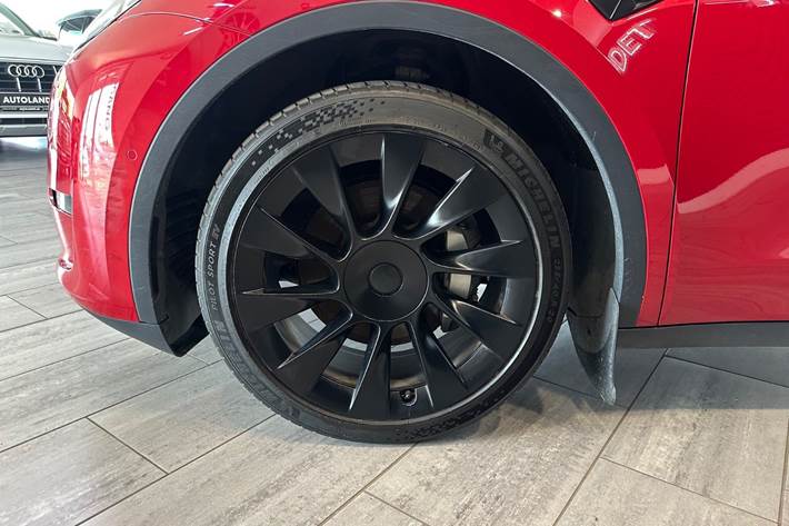 Rød Tesla Model Y fra 2021