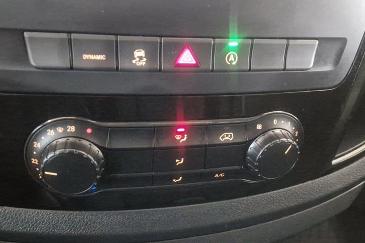 Hvid Mercedes Vito 119 fra 2022