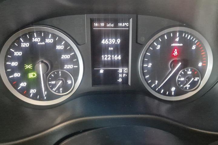 Hvid Mercedes Vito 119 fra 2022