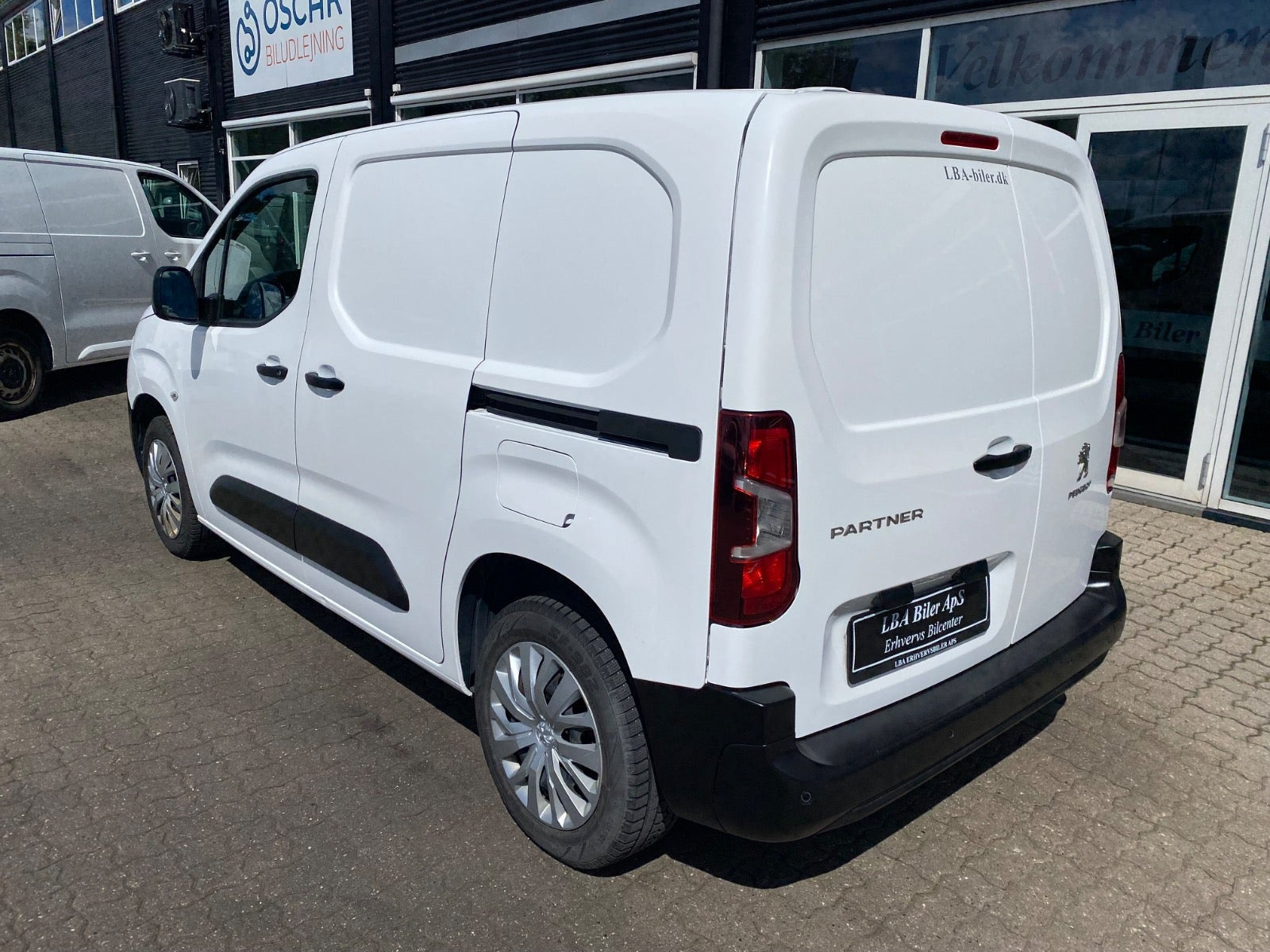Hvid Peugeot Partner fra 2021