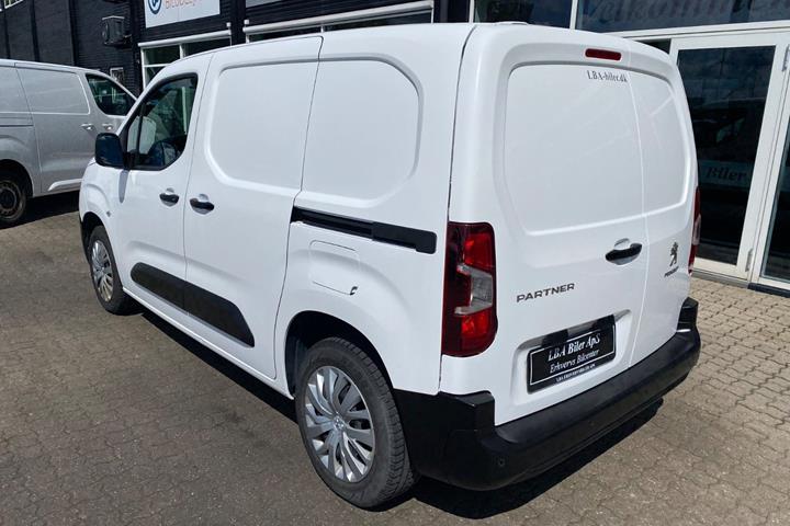 Hvid Peugeot Partner fra 2021
