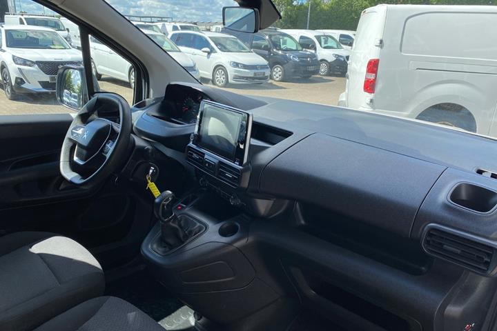 Hvid Peugeot Partner fra 2021