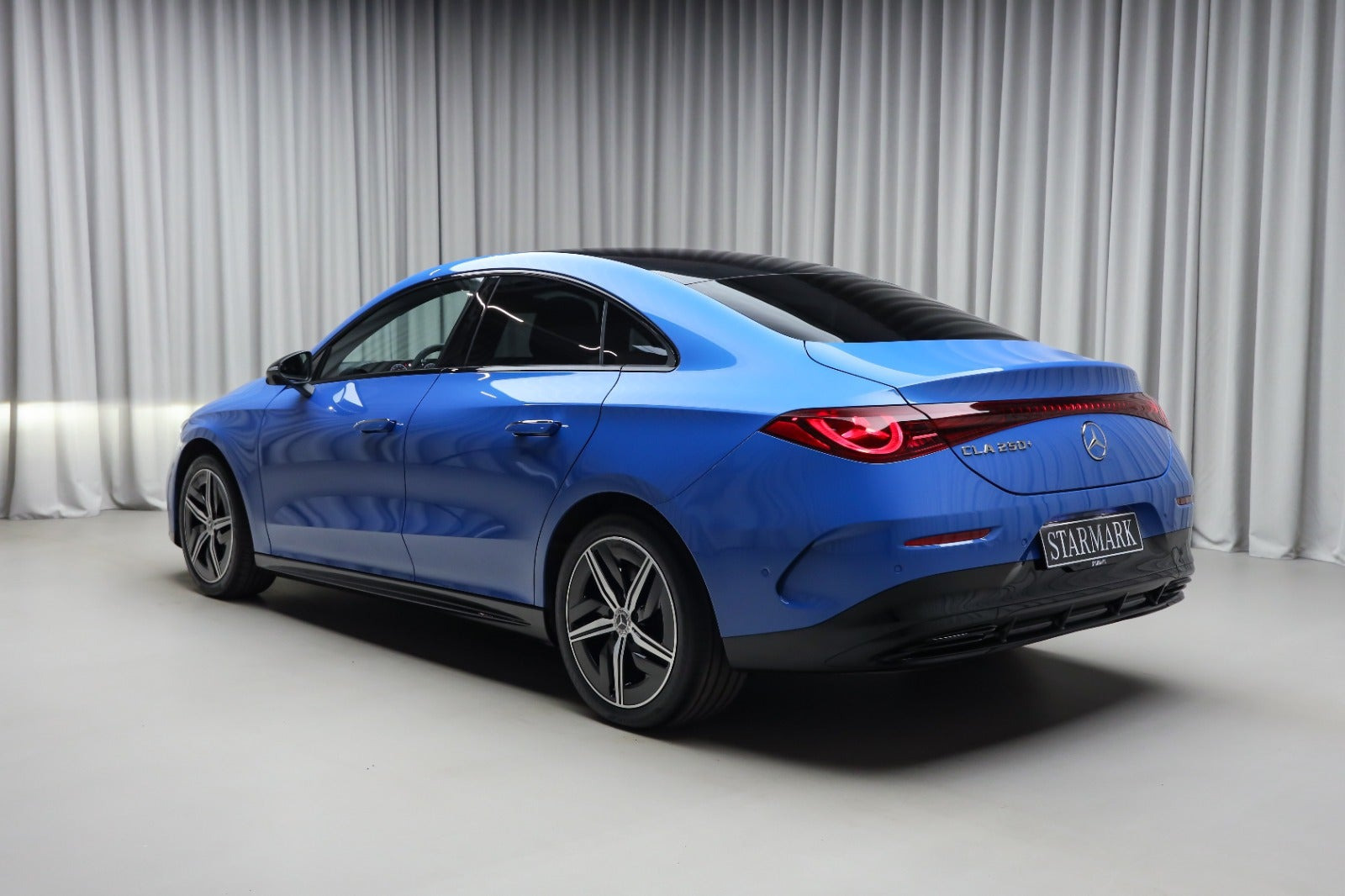 Blå Mercedes CLA250+ fra 2025
