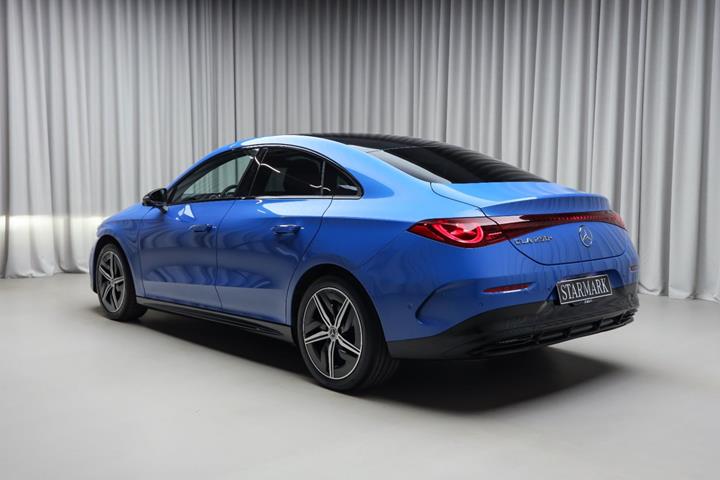 Blå Mercedes CLA250+ fra 2025