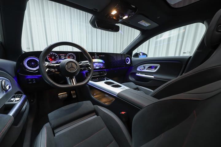 Blå Mercedes CLA250+ fra 2025