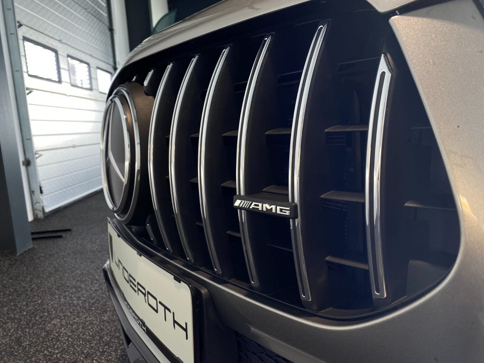 Orange Mercedes GLE450 fra 2019